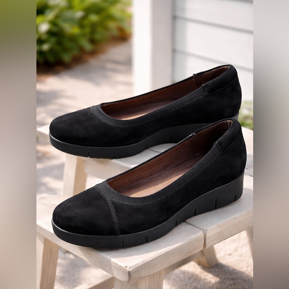Clarks Black Slip-On Flats Comfort Shoes Women’s Size 7 Suede Stretch